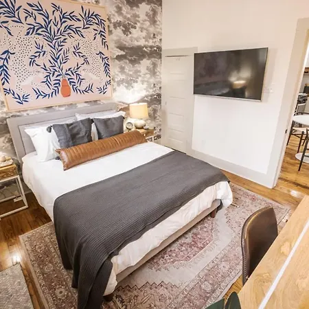 Beautiful Private Downtown House Apartment
